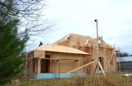 Продолжается строительство деревянного дома